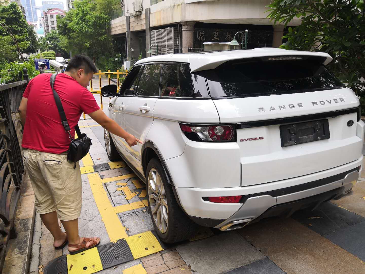 深圳二手车行老客户托运一台路虎极光，目的地重庆市